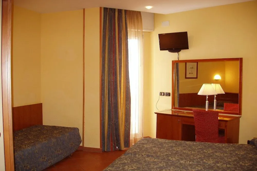 Hotel Audi Frontemare Римини Италия