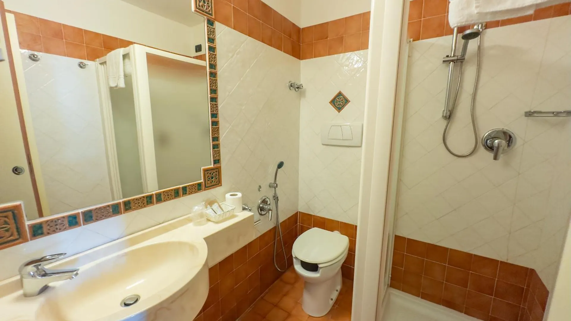 Hotel Audi Frontemare Rimini 3*,  Italia