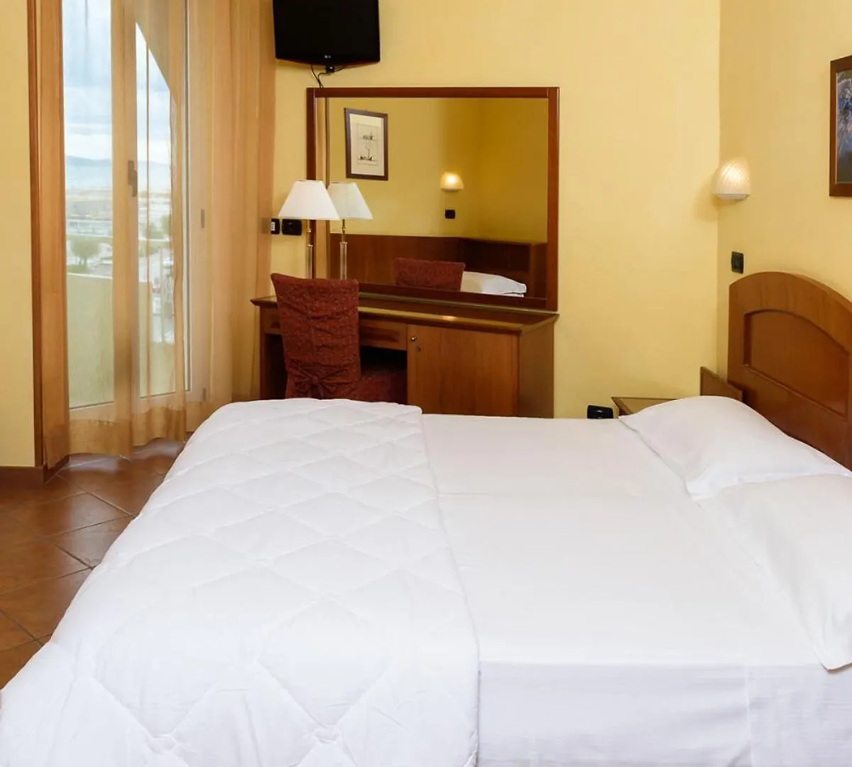 Hotel Audi Frontemare Римини